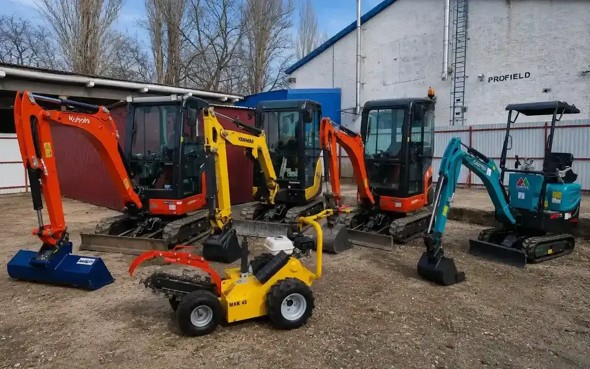 A géppark a telephelyen: Kubota, Yanmar és Carter minikotrók, valamint MAK 45 árokmaró