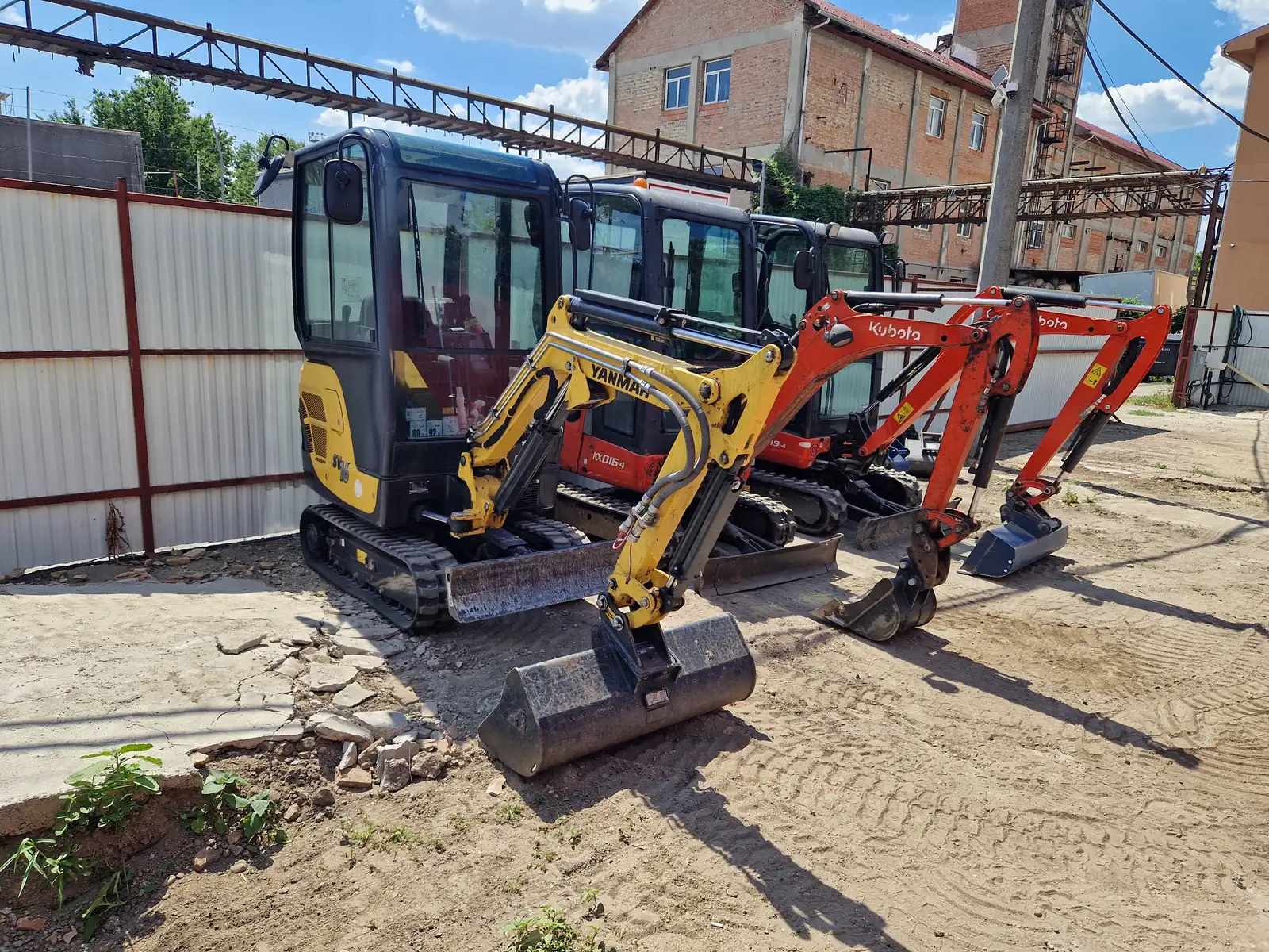 Yanmar SV16 minikotró — Rövid far-kialakítású, 98 cm széles gép — fal és kerítés mellett is fordul. Rézsűzésnél és formázásnál pontos.