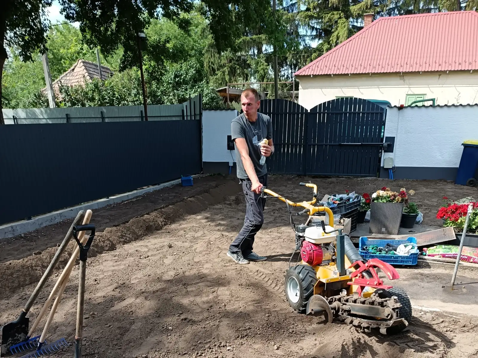 MAK 45 árokmaró — Keskeny, egyenes árkot marja ott, ahol a kotrókanál túl széles lenne — kábelnek, öntözőcsőnek, drénnek.