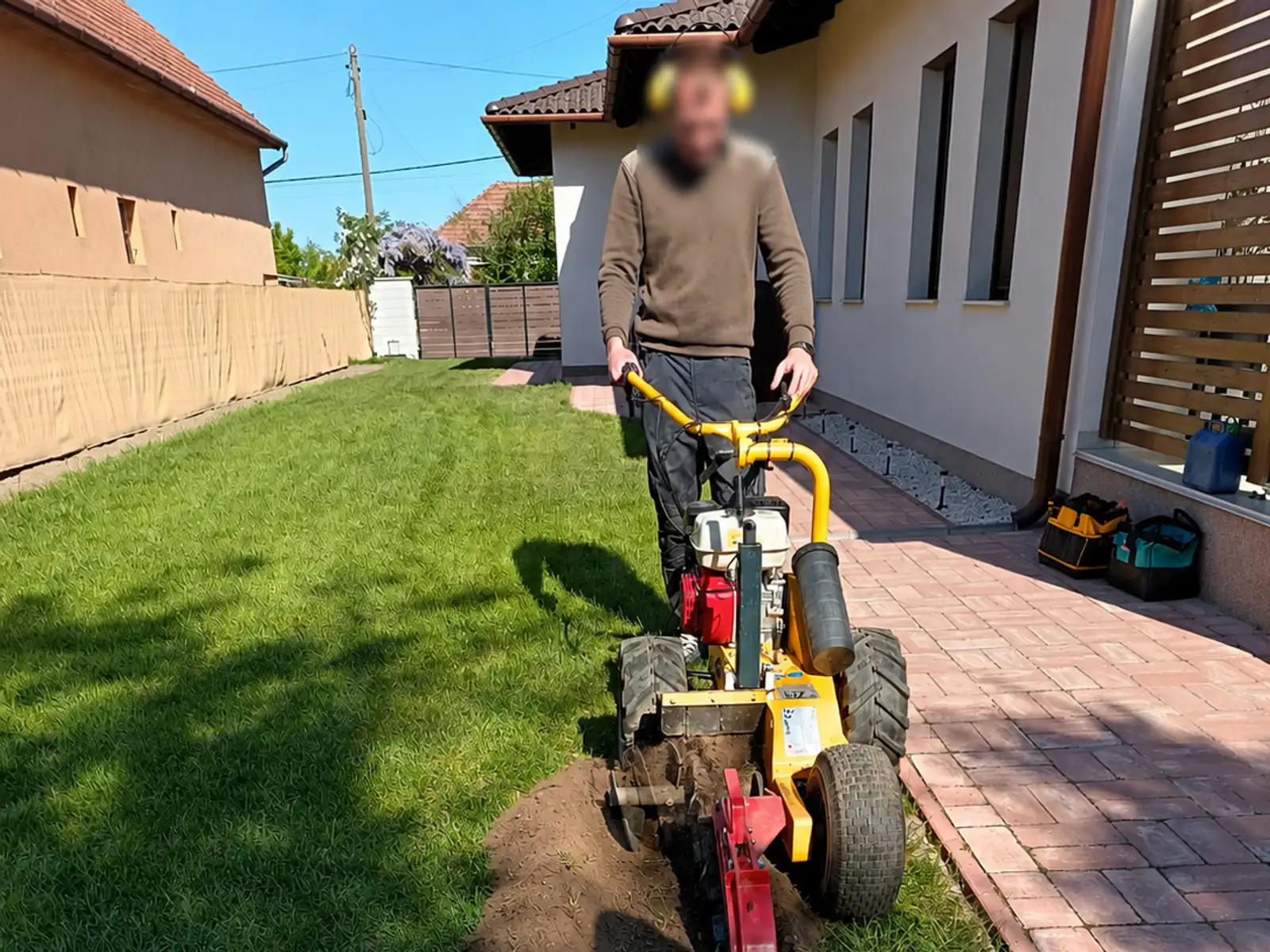 Árokmaró keskeny kábelárkot vág kész gyepben