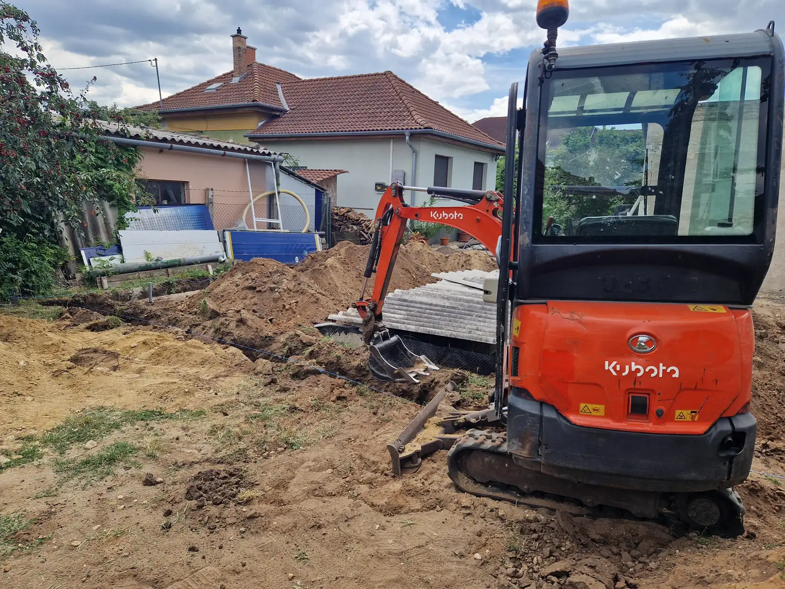 Tereprendezés — Egyenetlen vagy elvadult terület építhetővé, karbantarthatóvá alakítása.
