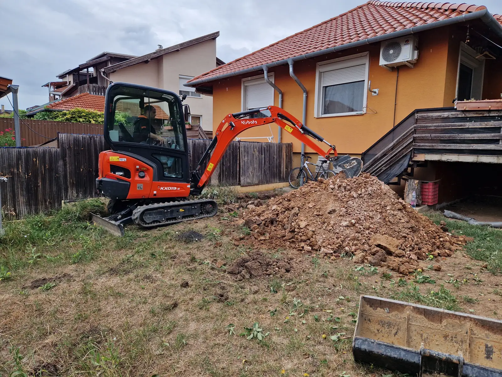 Tükörkészítés, planírozás — Burkolat alatti tükör kiemelése és pontos síkra húzása.